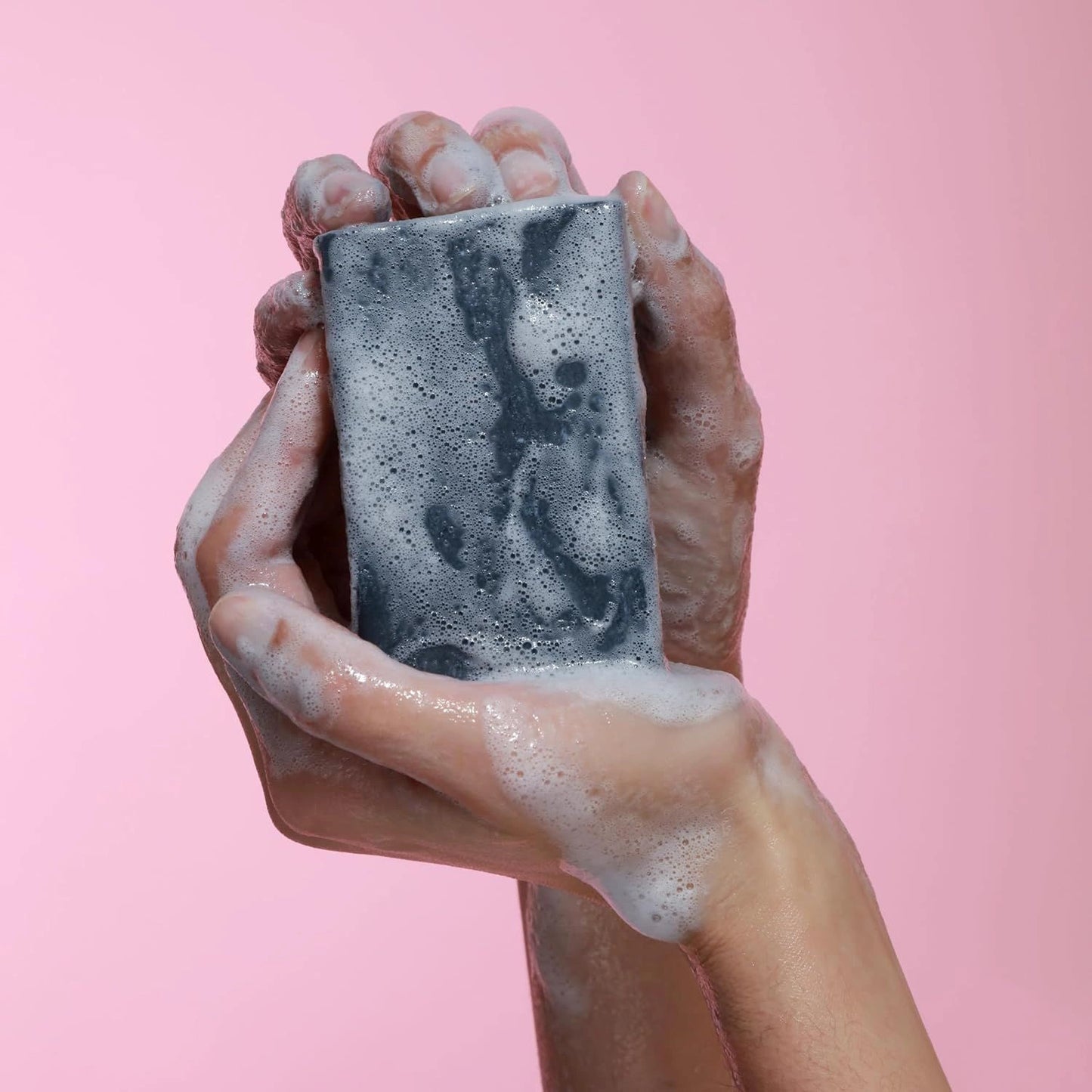 صابون التفتيح بالكربون الأسود – تنظيف عميق وتقشير طبيعي في قالب واحد